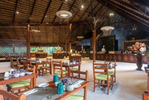 Großzügiger Speisebereich mit Live-Cooking-Station im Kuredu Island Resort & Spa