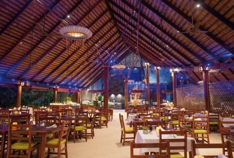 Offenes Buffetrestaurant im Kuredu Island Resort mit Holzdach und maledivischer Architektur