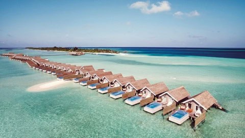 Die einzelnen Suites mit Pool aus der Vogelperspektive nebeneinander.