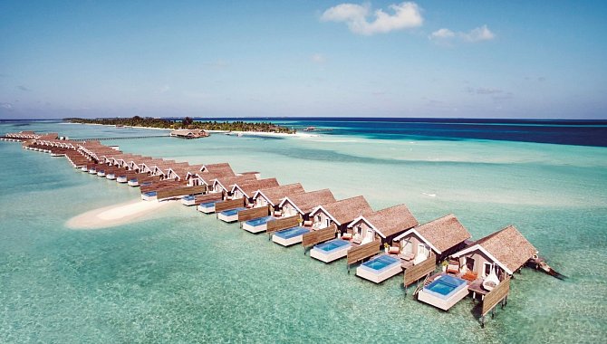 Die einzelnen Suites mit Pool aus der Vogelperspektive nebeneinander.