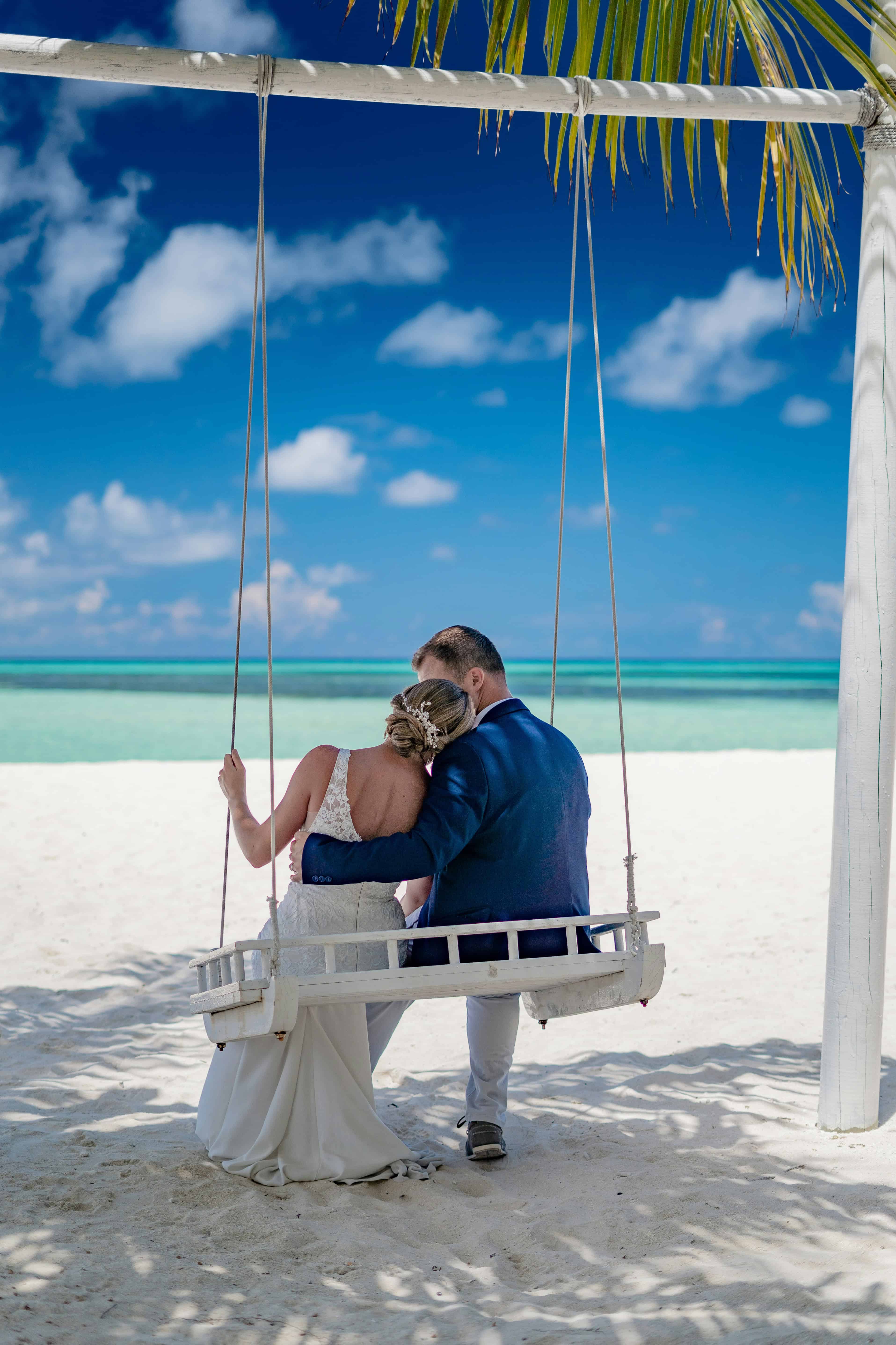 Daniel & Sofia auf einer Schaukel am Strand