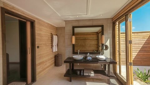 Halboffenes Badezimmer einer Sunset Beach Pool Villa im Nala Maldives by Jawakara im Nord Ari Atoll, Malediven