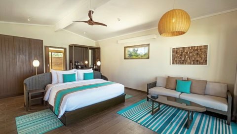 Schlafbereich einer Sunset Beach Pool Villa im Nala Maldives by Jawakara im Nord Ari Atoll, Malediven