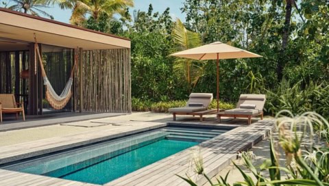 Private Beach Pool Villa mit Terrasse, Pool und direktem Zugang zum weißen Sandstrand