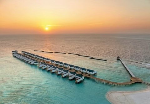 Die Hotelanlage mit dem Steg und Hotelzimmern über dem Meer