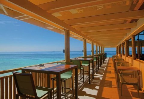 Hotelrestaurant auf Veranda mit Meerblick