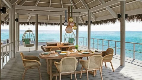 Restaurant auf Veranda am Meer