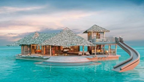 Floating Castaway Villa auf dem offenen Meer mit privatem Pool und charakteristischer Wasserrutsche