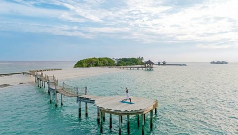 Holzsteg über der Lagune im Soneva Secret mit Blick auf die vorgelagerten Inselbereiche