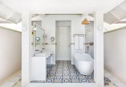 Helles Badezimmer mit freistehender Badewanne in einer Resortvilla.