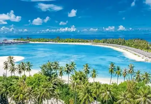 Luftaufnahme der tropischen Insel mit weißem Sandstrand und türkisfarbener Lagune.