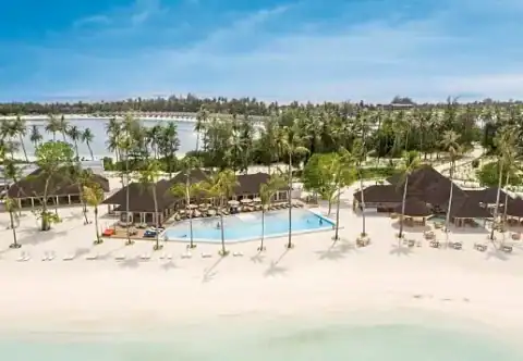 Strandbereich mit Pool und Bungalows im Sun Siyam Olhuveli auf den Malediven.