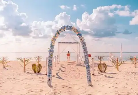 Dekorierter Traubogen für eine symbolische Hochzeit am Strand der Malediven.