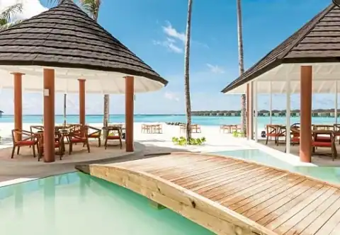 Offene Restaurant-Pavillons mit Meerblick im Sun Siyam Olhuveli.