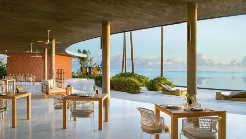 Eau Bar mit offenen Sitzbereichen, Meerblick und eleganter Lounge-Atmosphäre im The Ritz-Carlton Maldives