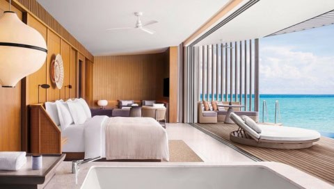 Innenbereich der Ocean Pool Villa mit offenem Bad, Meerblick und direktem Zugang zur Terrasse