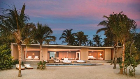 Außenansicht der Two Bedroom Beach Pool Villa mit großzügigem Poolbereich und direkter Strandlage